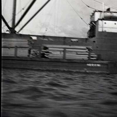 barge: Origformat: Photographic; Resolution: 1200 dpi