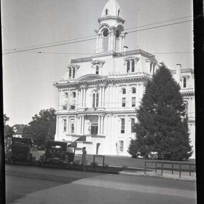 court house: Origformat: Photographic; Resolution: 200 dpi