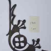 Hoole Corner Trumpet Flowers Flanking Geometric Rose Template, Design 1701