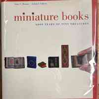 Miniature books : 4,000 years of tiny treasures / Anne C. Bromer , Julian I. Edison