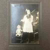 Photo of Stella Patri playing the violin