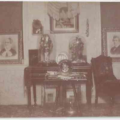 Local Families Photograph Collection/Elwood and Amy Ida Glissons’ parlor in home in West Marlborough