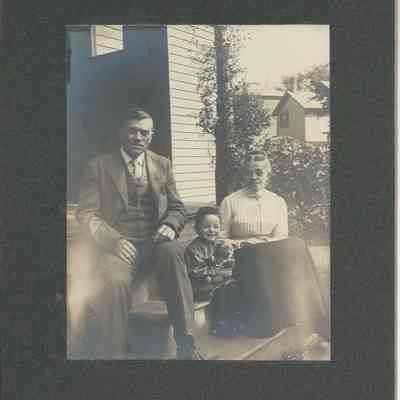 Elwood and Amy Ida Glisson, with Lewis Brown, circa 1910: front of photograph with mount