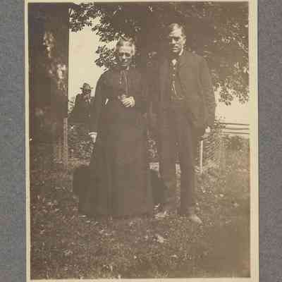 Elwood and Amy Ida Glisson, Harrie Edwards in the rear pointing his finger: front of photograph with frame