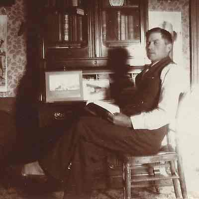 Local Families Photograph Collection/Elwood Glisson at home, circa 1900s