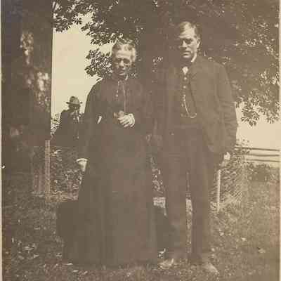 Local Families Photograph Collection/Elwood and Amy Ida Glisson, Harrie Edwards in the rear pointing his finger
