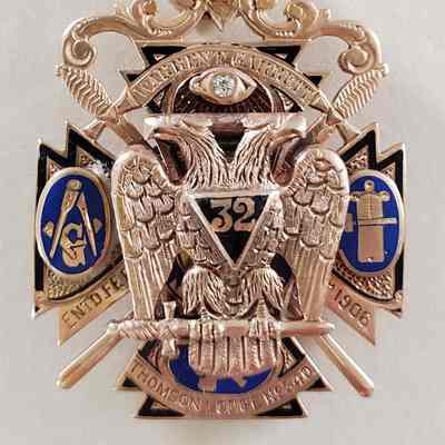 Masonic Temple pendant necklace 1907 Thompson Lodge No. 340 (32nd Degree Mason).