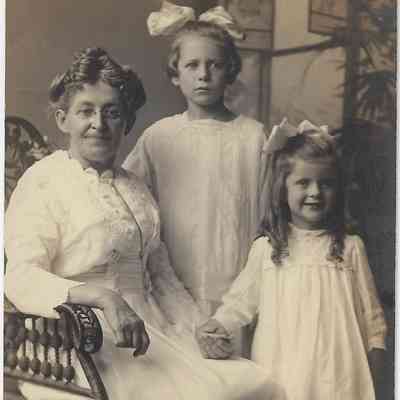 Local Families Photograph Collection/Lizzie Williams, Frances and Margaret McFadgen (postcard)