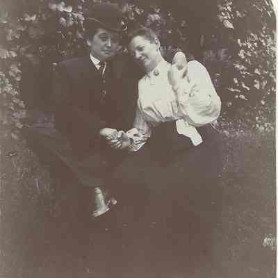 Local Families Photograph Collection/May Hall and her cousin Mrs. Nora Brown, 1900s