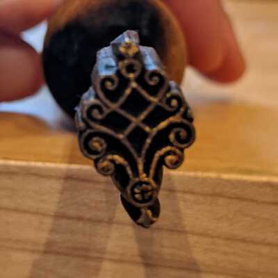 Oval fleur-dis-lis design