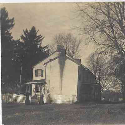 Local Families Photograph Collection/Elwood Glissons’ home, May Hall and Amy Ida Glisson (Chatham)