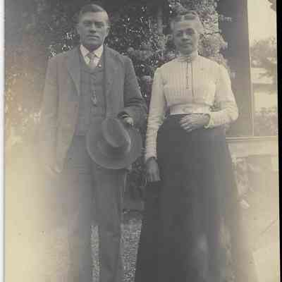 Local Families Photograph Collection/Elwood and Amy Ida Glisson (postcard)