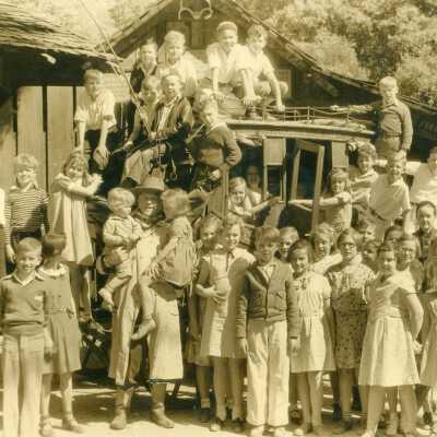 William Parker Lyon with school children when his museum was in San Marino.