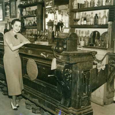 Olivia de Haviland visits Arcadia's Pony Express Museum, 1935