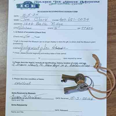 Brass Sante Fe keys (2) on leather strap