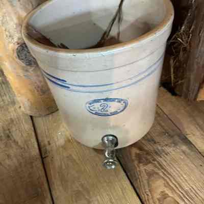 Crock with spigot