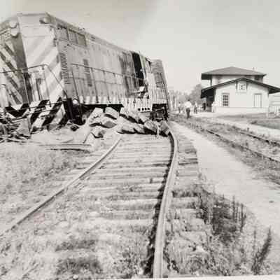 Santa Fe Engine 2783 Derailed at Silsbee, TX