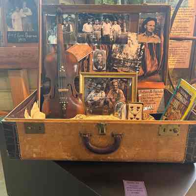 Eason Suitcase Display