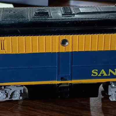 Santa Fe model engine - blue and gold