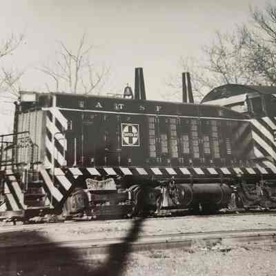 Photo of ATSF Engine 2423 with Engineer