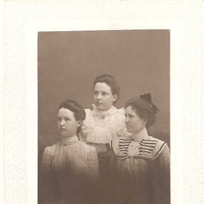 Photo, Three Unidentified Women