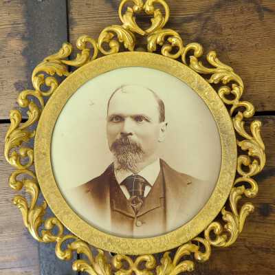 Photo Medallion in Frame, Columbia Portrait Co.