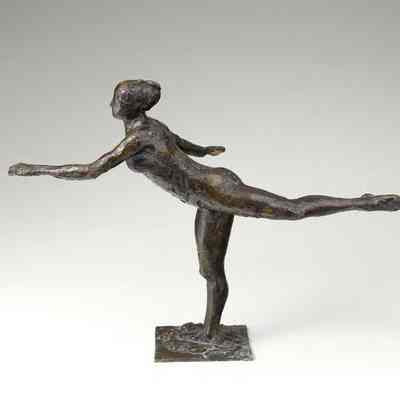 Arabesque Ouverte sur la Jambe Droite; Le Bras Gauche en Avant (Arabesque over the Right Leg; Left Arm in Front)