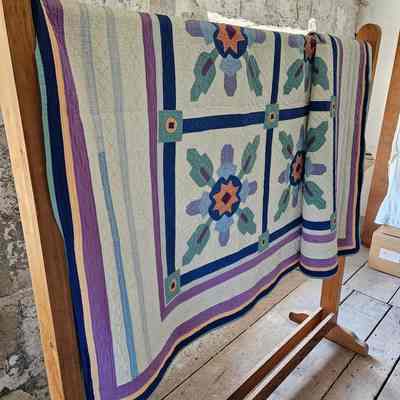 8 Point Stylized Flower Design Quilt