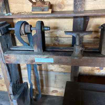 Lathe on a stand, detail of the critical parts. The right two are movable.