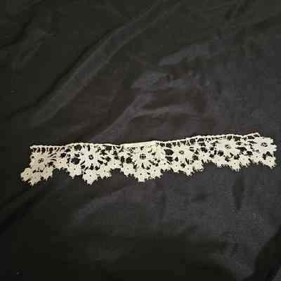 Floral Patterned Lace Collar
