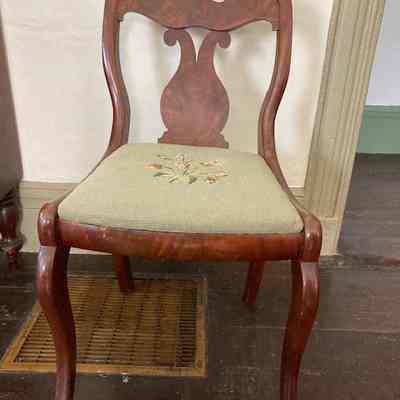 87.0.8.2: Front view with upholstered slip seat