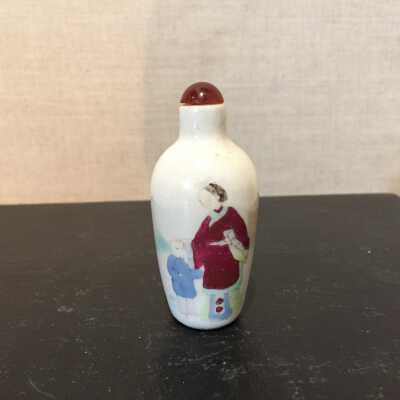 Snuff Bottle With Two Women and a Child
