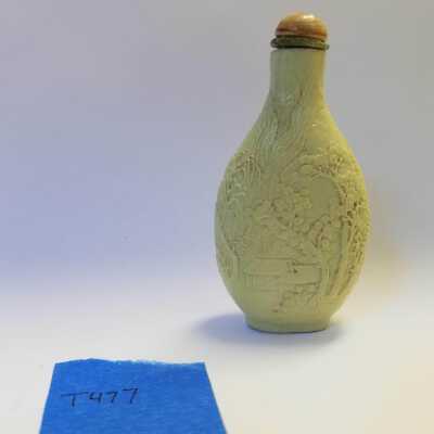 Porcelain Pear-Shaped Snuff Bottle