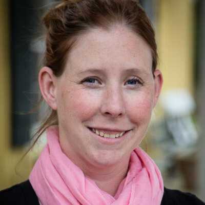 2016 Anne Weaver Headshot