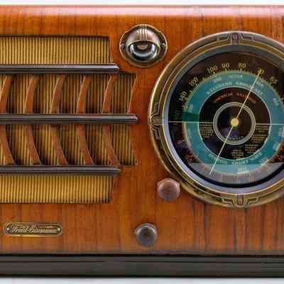 Freed-Eisemann AM/SW Radio Receiver