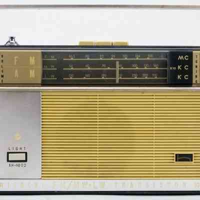 Hitachi FM/MW-LW Transistor Radio