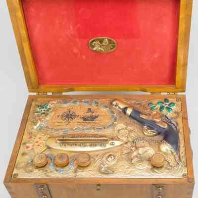Guild "Bucanneer Chest" 8-tube AM/FM Radio