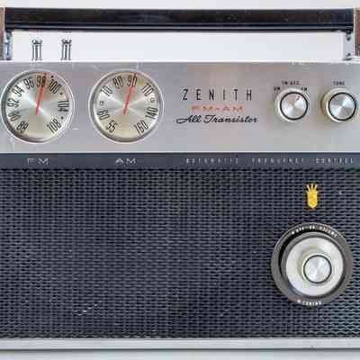 Zenith R2000 All Transistor FM-AM Receiver