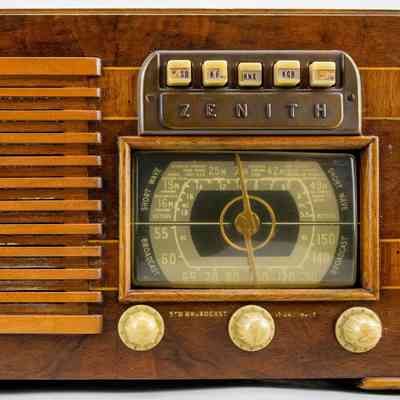 Zenith Standard Broadcast Band/SW Radio Receiver