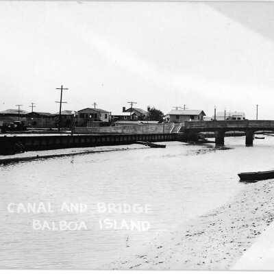 G20. Canal and Bridge Balboa Island