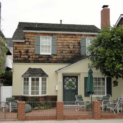 220 Apolena Avenue