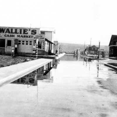 Intersection of Park and Marine with Wallies Market