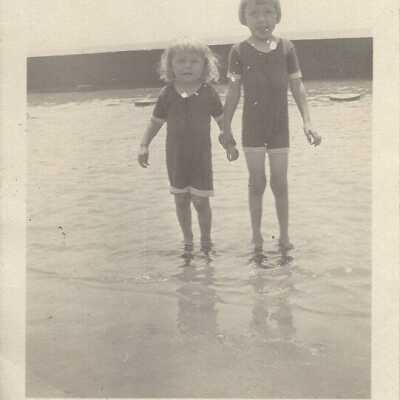 Charlotte Gordon (Stentz) as a child on the beach with her sister