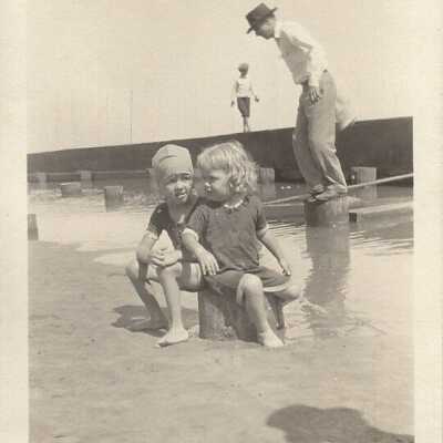 Charlotte Gordon (Stentz) as a child on the beach with her sister