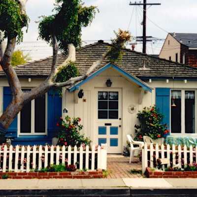 220 Sapphire Avenue in 2001