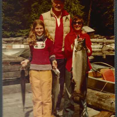 hJohn Wayne with is Wife and Daughter