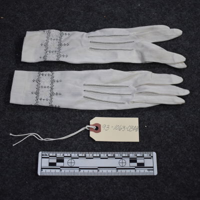 White Lace Gloves (Pair)