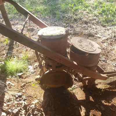 right, side view: Right-side of the push fertilizer where the damage and separation of the cans are visible