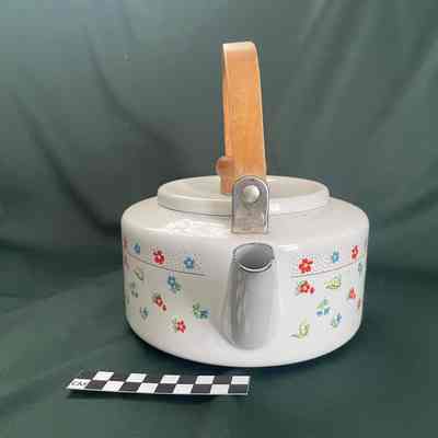 Front profile of part A: Showing the flowers all around the pot