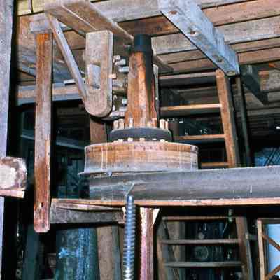 Screw for stone bale, drive shaft for third floor